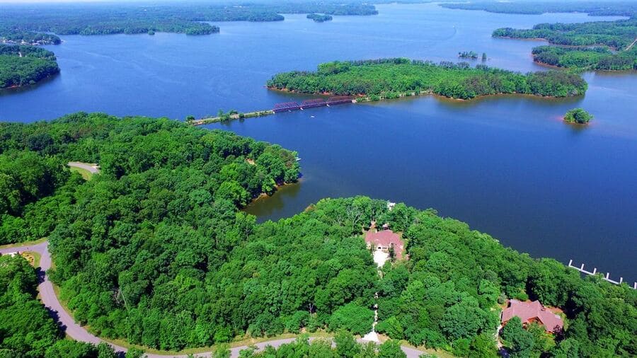 high rock lake green trees and housing - photo by North Carolina Lakefront Homes